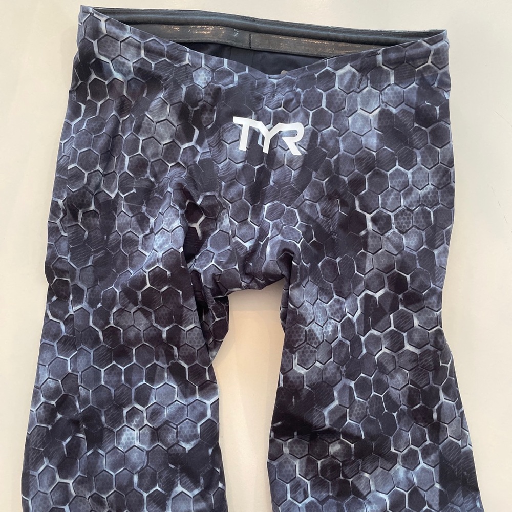 TYR Avictor Mens Tech Suit Size 23